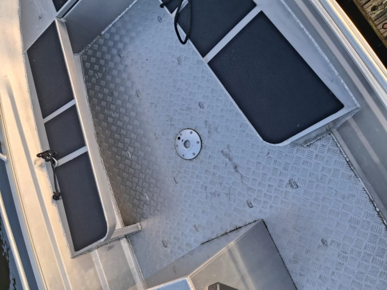 Location Bateau à moteur qwest avec permis