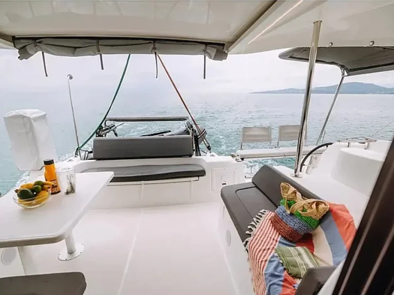 Location bateau Nikiána pas cher Excess 11