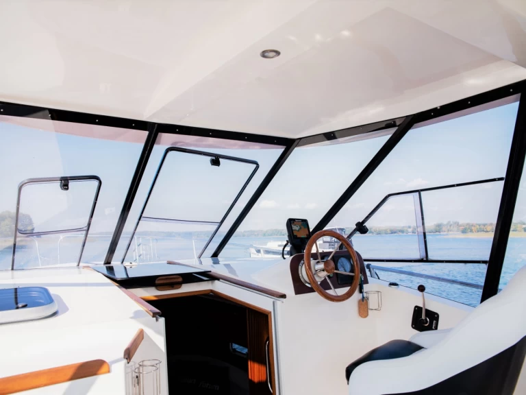 Location bateau Futura 860 à Ogonki sur Samboat