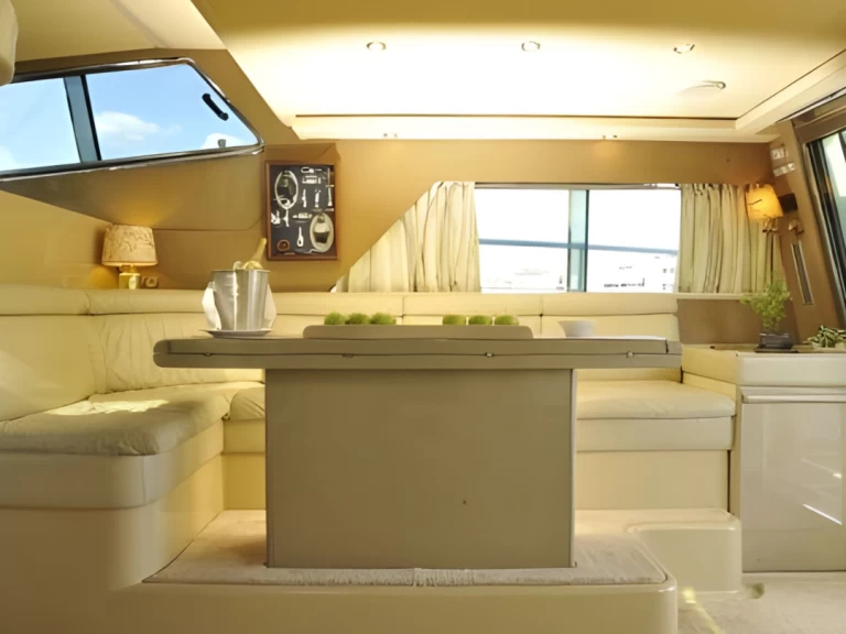 Bateau à moteur à louer à Agios Nikolaos au meilleur prix