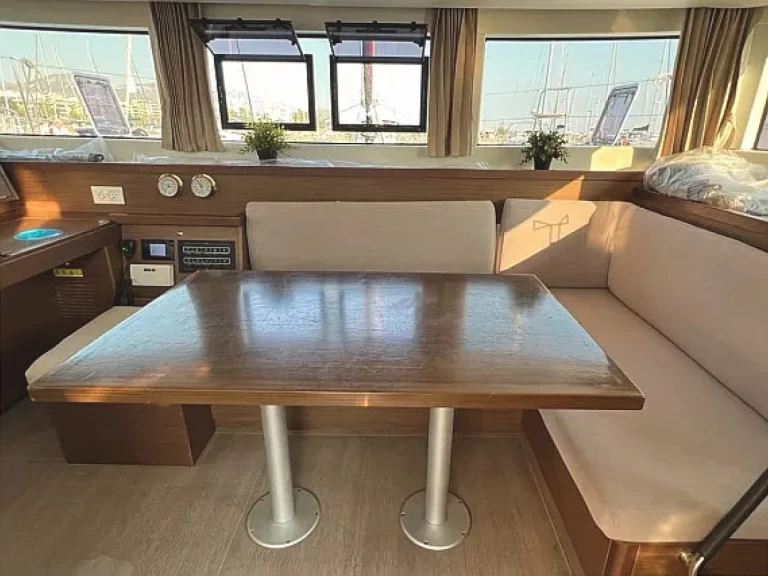 Catamaran à louer à Álimos au meilleur prix