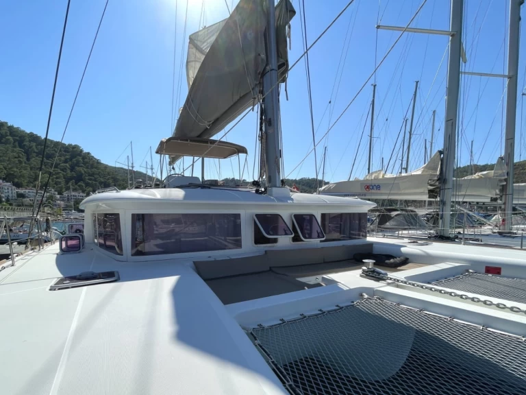 Louer Catamaran avec ou sans skipper Lagoon à Álimos