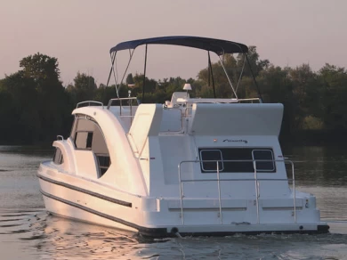 Le Boat Minuetto 8+ charter bareboat eller skeppad i Casale sul Sile