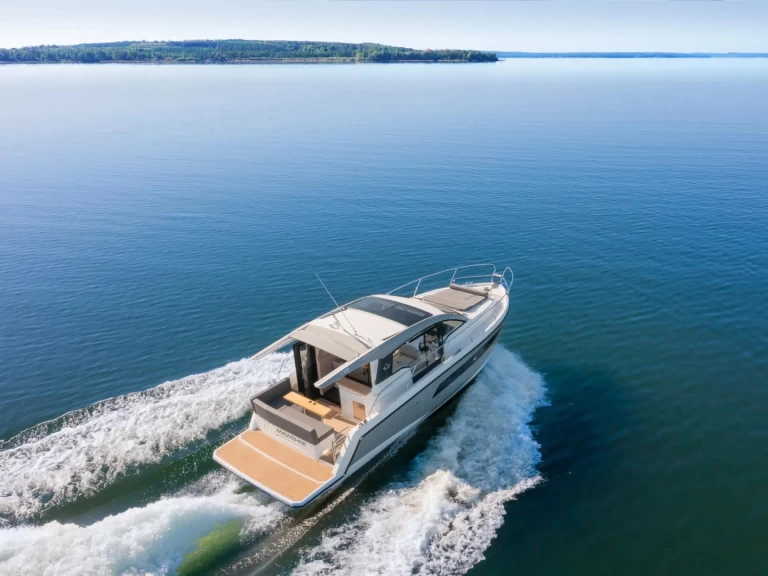 Location Bateau à moteur Sealine avec permis