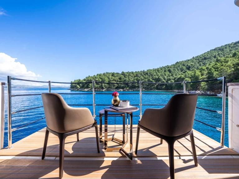 Louer Yacht avec ou sans skipper Custom Line à Provence-Alpes-Côte d'Azur