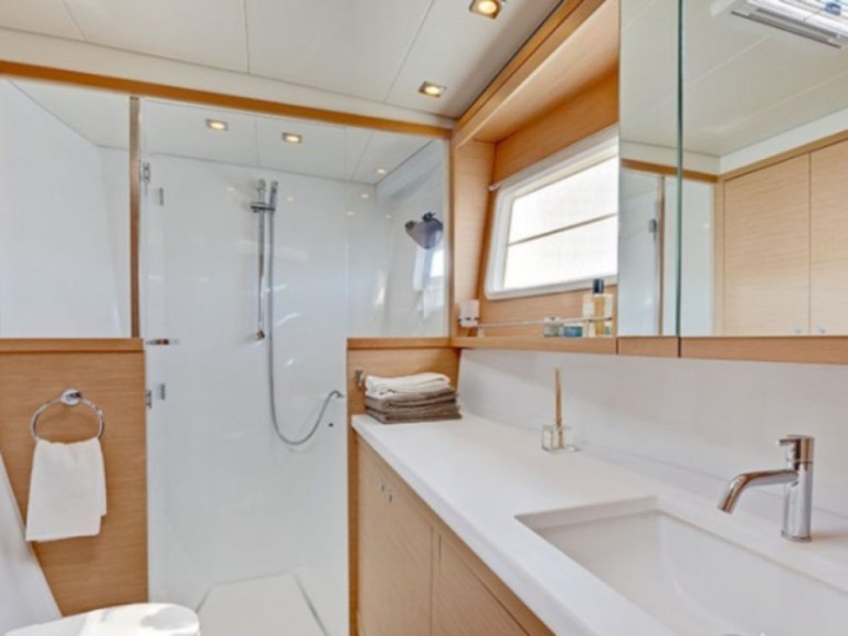 Catamaran à louer à Lávrio au meilleur prix