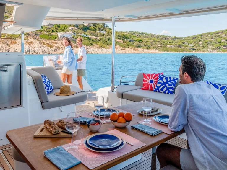 Location bateau Fountaine Pajot Fountaine Pajot FP 44 Quatuor - 4 + 2 cab. à Álimos sur Samboat
