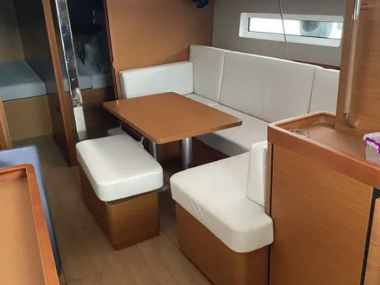 Louer Voilier avec ou sans skipper Jeanneau à Gouviá