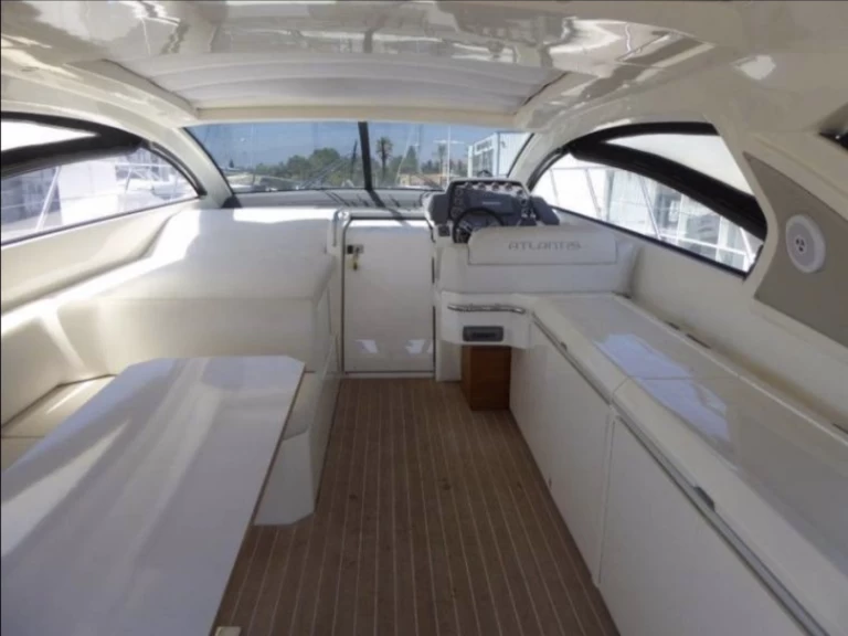 Location Bateau à moteur Azimut avec permis