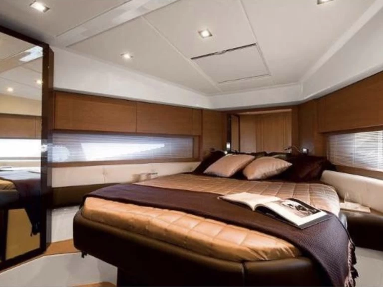 Location à Port de Saint Tropez - Azimut Atlantis 48 sur SamBoat