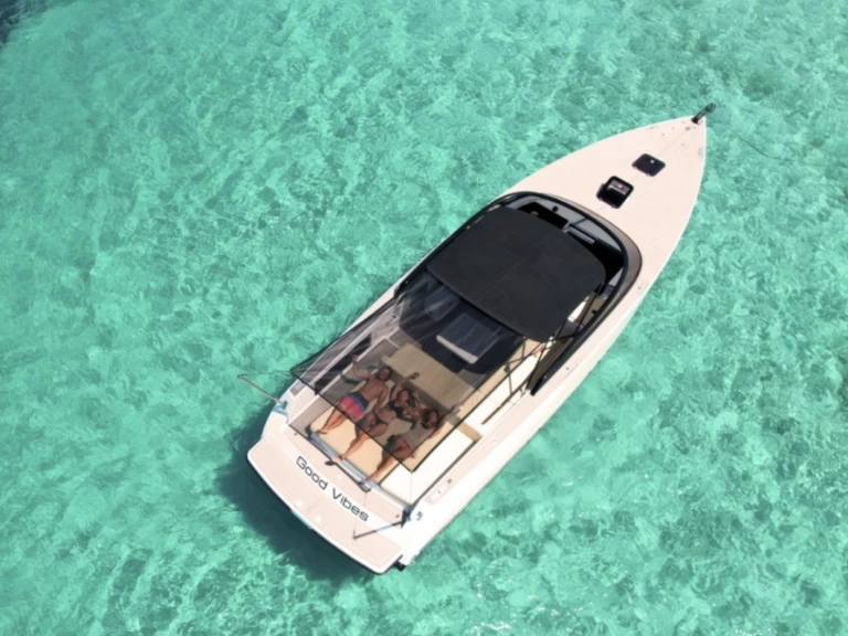 Louer Bateau à moteur avec ou sans skipper VanDutch à Port de Saint Tropez