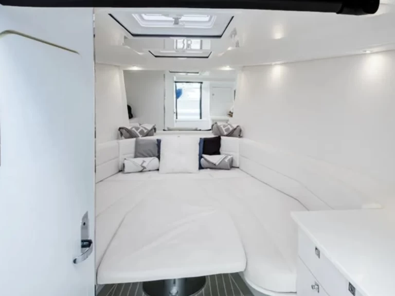 Location Bateau à moteur à Port de Saint Tropez - VanDutch VanDutch 40