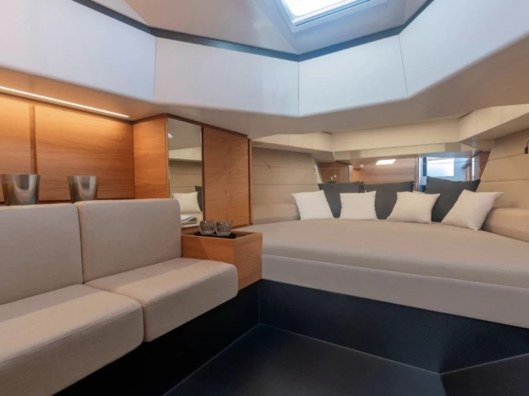 Bateau à moteur à louer à Port de Saint Tropez au meilleur prix