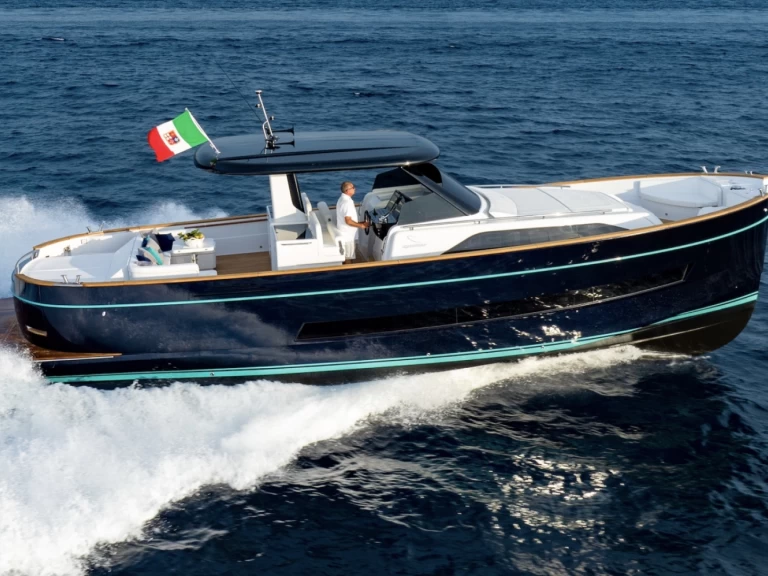 Bateau à moteur à louer à Port de Saint Tropez au meilleur prix