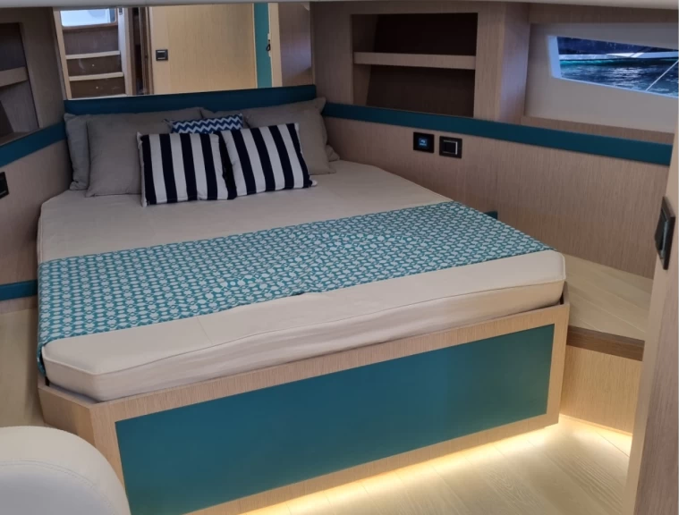 Louer Bateau à moteur avec ou sans skipper Apreamare à Port de Saint Tropez