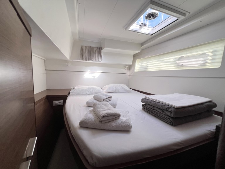 Louer Catamaran avec ou sans skipper Lagoon à Álimos