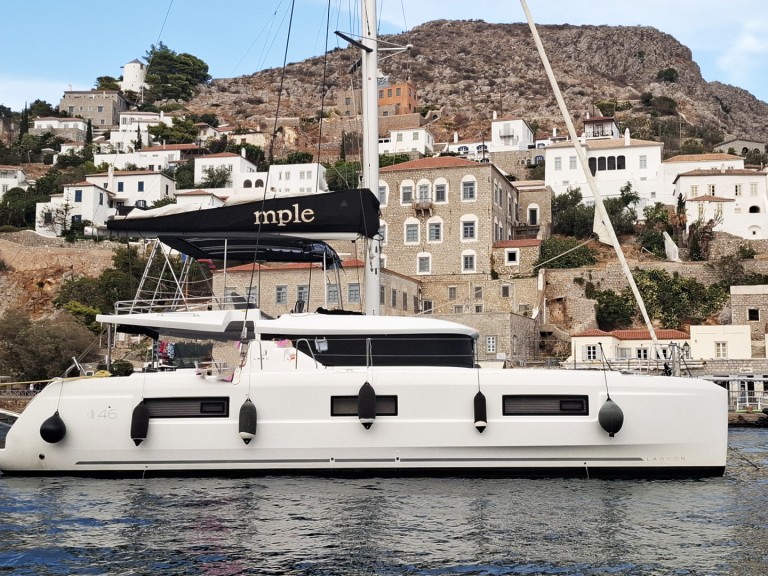 Catamaran à louer à Álimos au meilleur prix