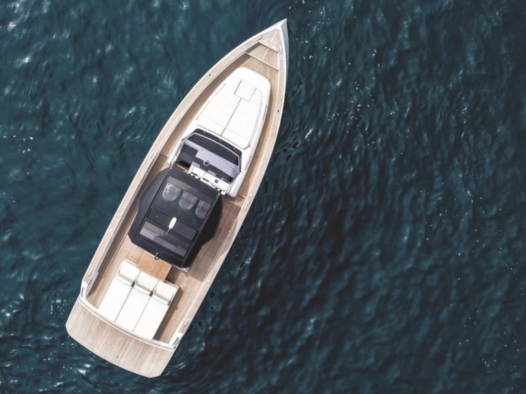 Bateau à moteur à louer à Port de Saint Tropez au meilleur prix