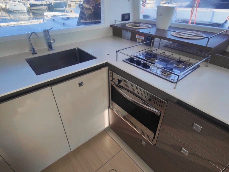 Location Catamaran Leopard Catamarans / Robertson & Caine avec permis