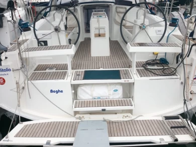 Ein Bénéteau Oceanis 35.1 mieten in Cannigione