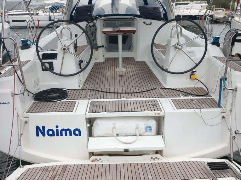 Louez un Bénéteau Oceanis 38.1 à Cannigione