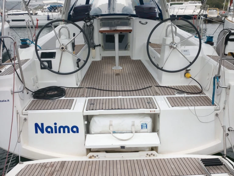 Louez un Bénéteau Oceanis 38.1 à Cannigione