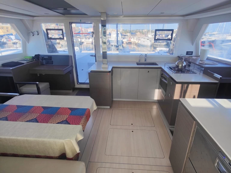 Location Catamaran Leopard Catamarans / Robertson & Caine avec permis