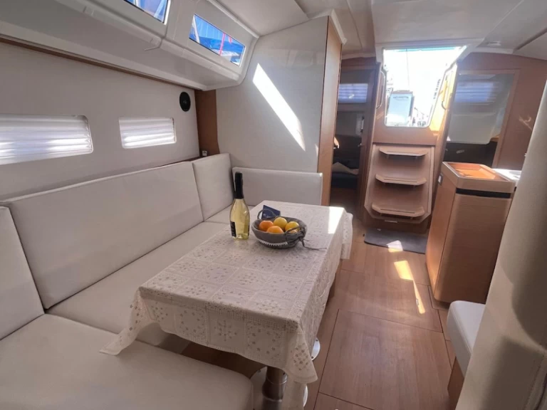 Location à Cannigione - Jeanneau Sun Odyssey 410 sur SamBoat