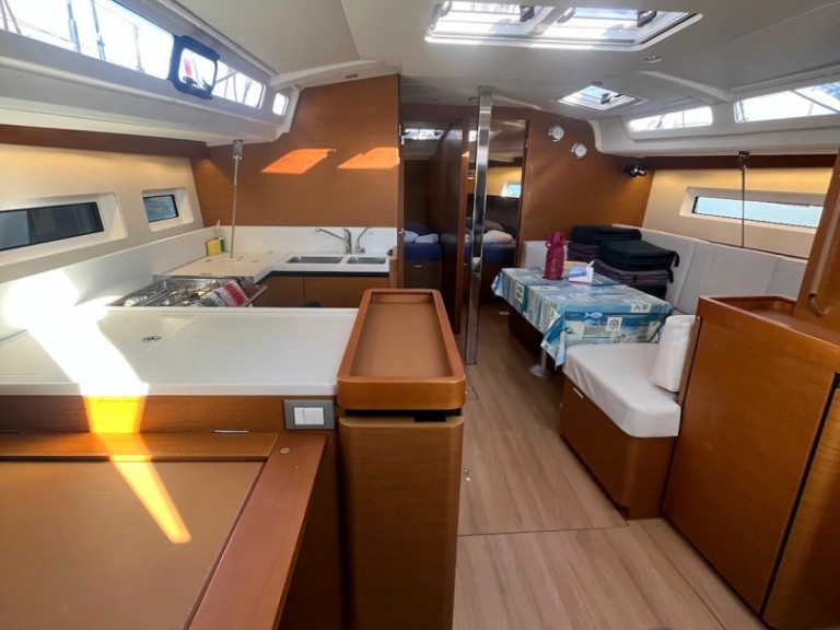 Location bateau Jeanneau Sun Odyssey 440 à Cannigione sur Samboat