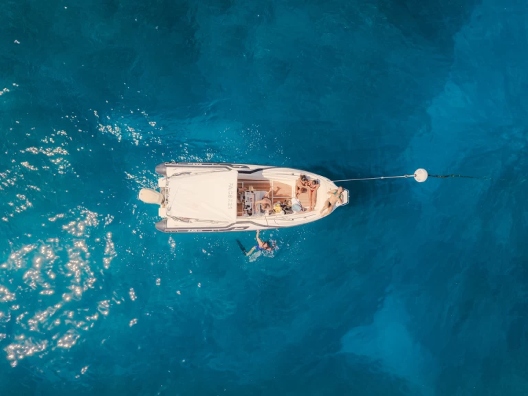 Louer Semi-rigide avec ou sans skipper Formenti à Saint-Gilles les Bains