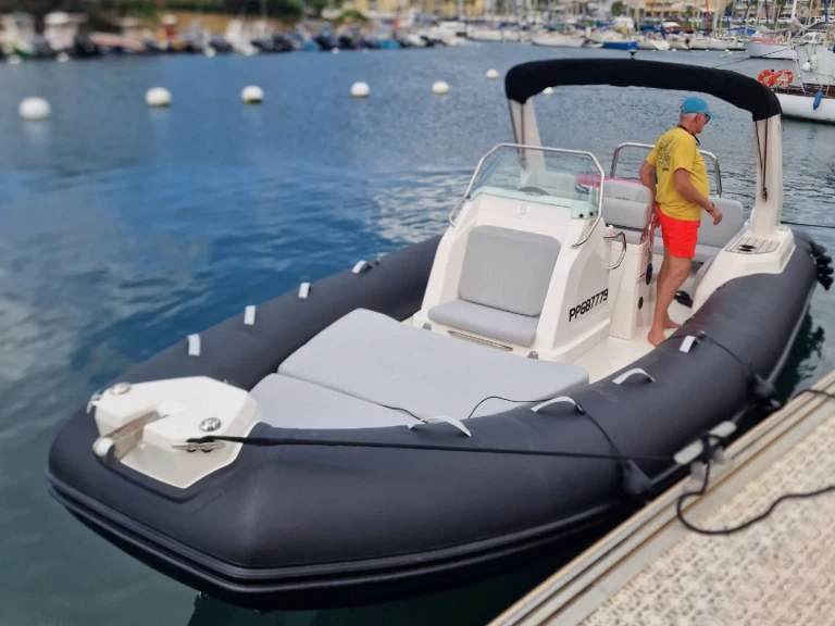 Louer Bateau à moteur avec ou sans skipper Zodiac à Gourbeyre