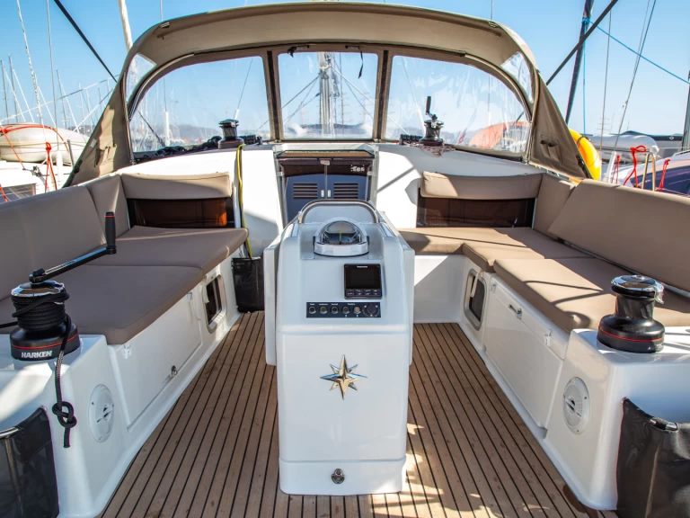 Location bateau Lávrio pas cher Sun Odyssey 490