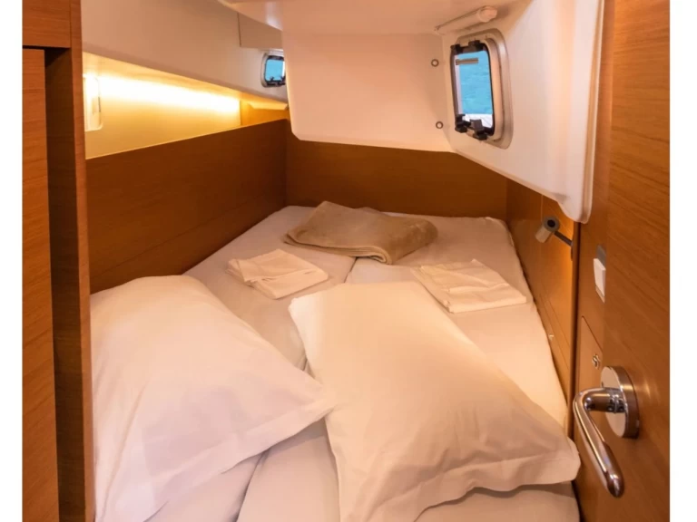 Louer Voilier avec ou sans skipper Jeanneau à Vibo Marina