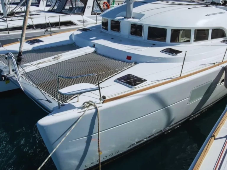 Location bateau Lagoon Lagoon 380[G] à Vibo Marina sur Samboat