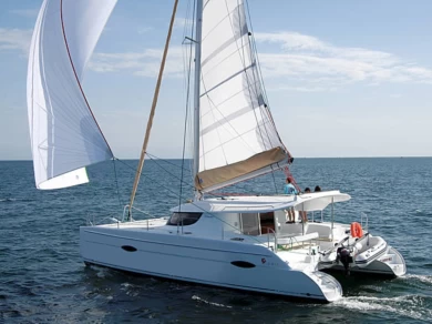 Fountaine Pajot Lipari 41 charter bareboat eller skeppad i Canet-en-Roussillon
