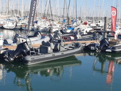 Polotuhá loď k pronájmu v Port-Haliguen za nejlepší cenu