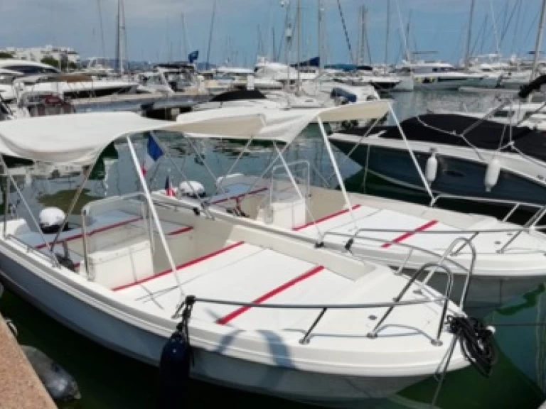 Bateau à moteur à louer à Antibes au meilleur prix