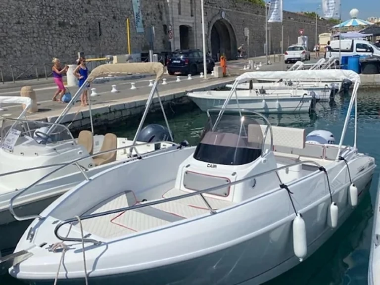 Location à Antibes - Selva Open Line D 5.7 sur SamBoat