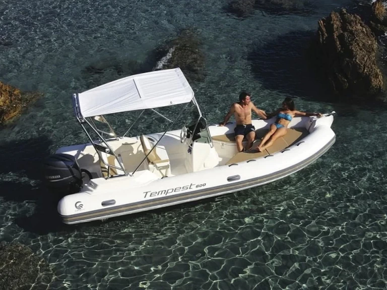 Louer Semi-rigide avec ou sans skipper Capelli à Antibes