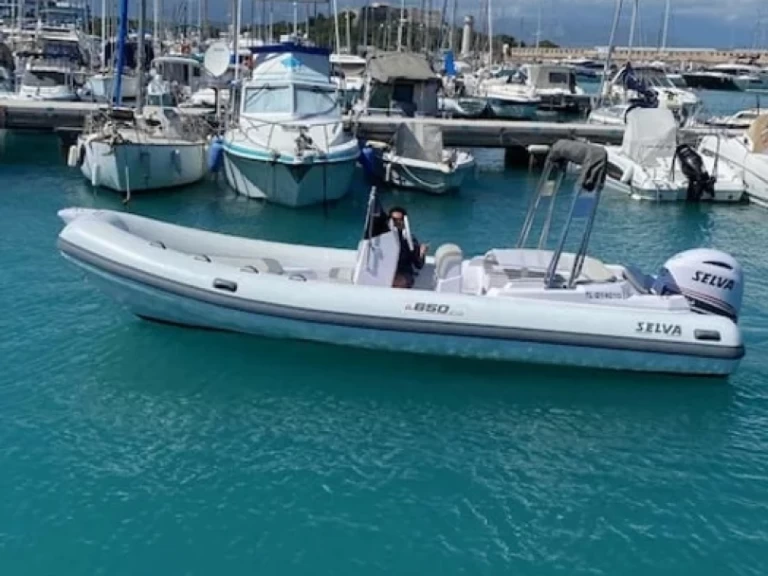 Louez un Selva Selva D650 Family à Antibes
