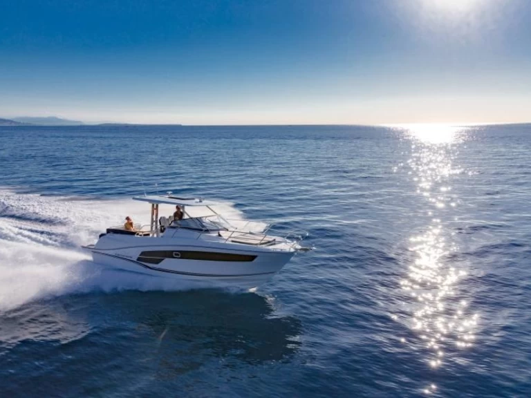 Louez un Jeanneau Cap Camarat 10.5 WA série 2 à La Trinité-sur-Mer