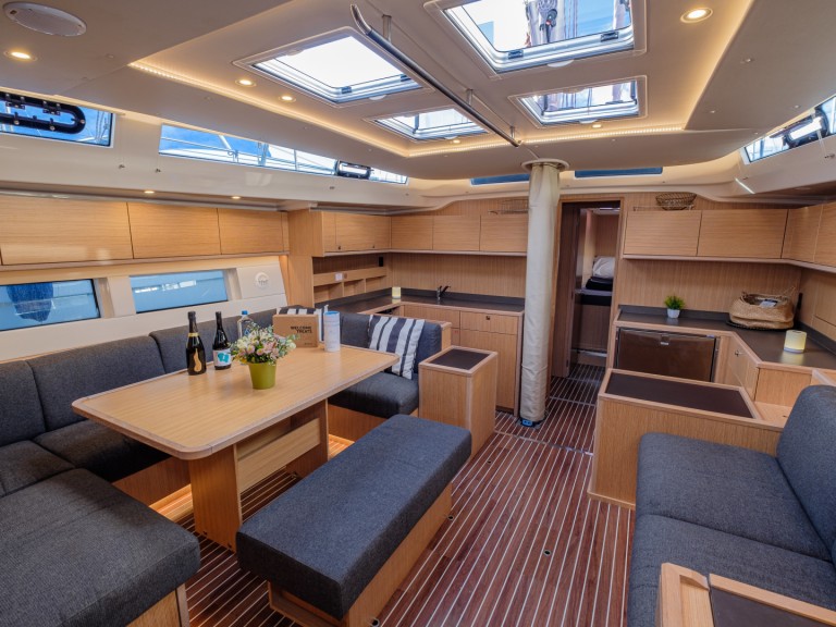 Louez un Bavaria Bavaria C57 à Lávrio