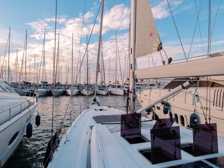 Location bateau Lávrio pas cher Bavaria C57