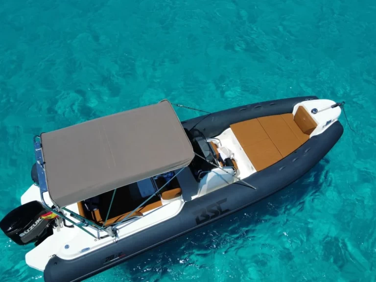 Semi-rigide à louer à Arbatax au meilleur prix