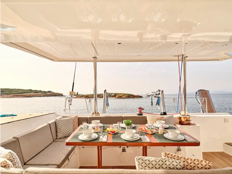 Louer Catamaran avec ou sans skipper Lagoon à Álimos