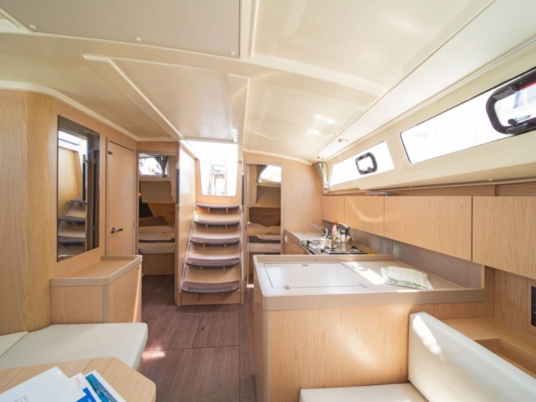 Louez un Bénéteau Oceanis 41.1 à Nikiána