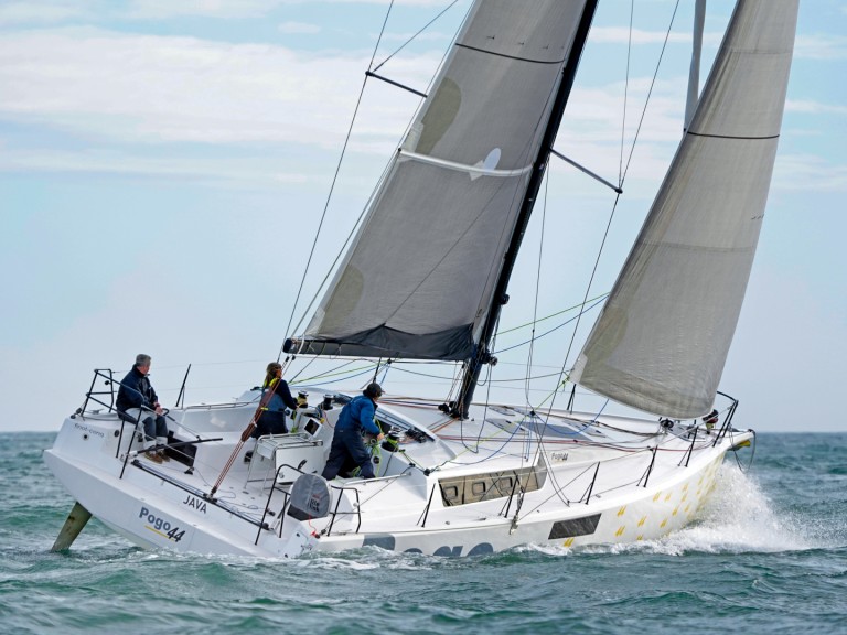 Location bateau Pogo Structures Pogo 44 à La Trinité-sur-Mer sur Samboat