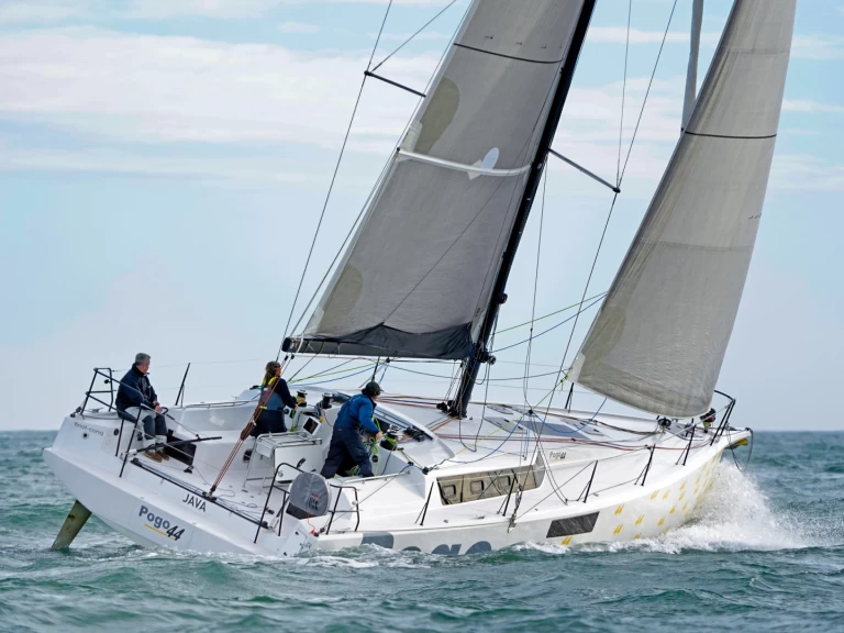 Location bateau Pogo Structures Pogo 44 à La Trinité-sur-Mer sur Samboat