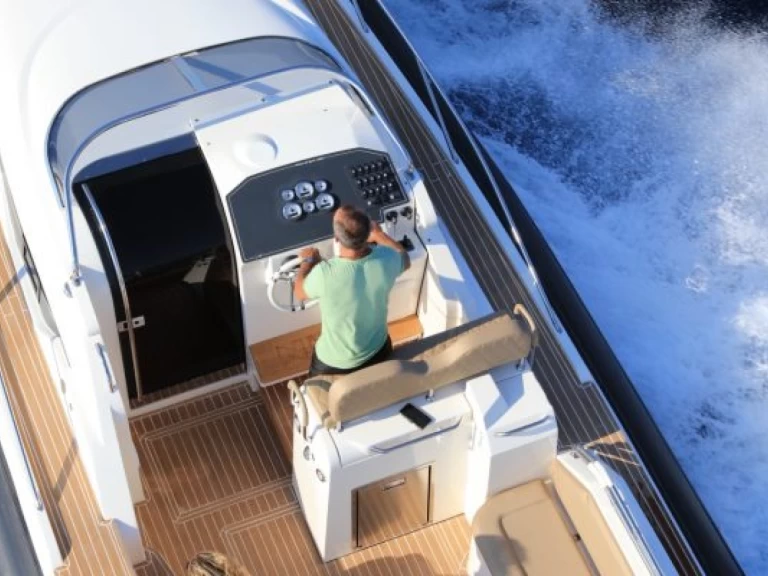 Location Semi-rigide Nuova Jolly avec permis