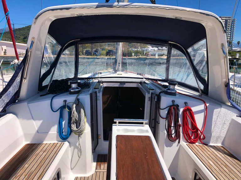 Louez un Bénéteau Oceanis 38 à Salerne